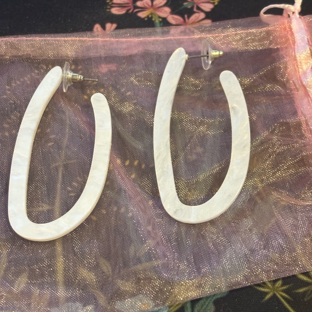 Gorgeous lightweight hoop earrings